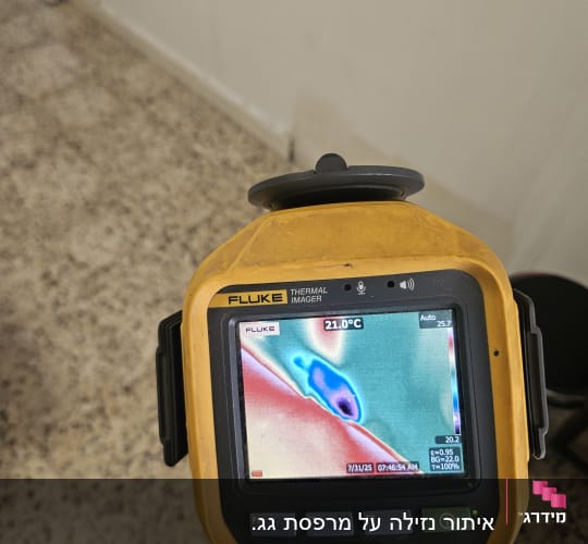 מד חום תרמי מציג תמונה צבעונית על מסך